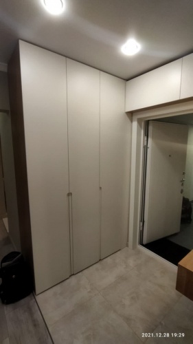Шкаф встроенный в коридор фото 4